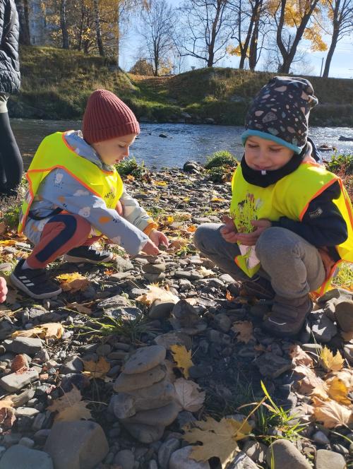 Stavíme věžičky z říčních kamenů
