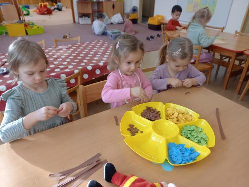 Učíme se trhat papír na malé kousky